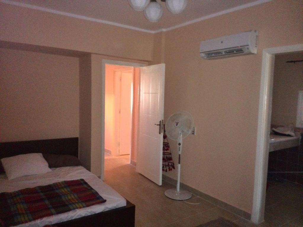 עיין סוחנה Three-Bedroom Garden Chalet At Marina Wadi Degla For Families חדר תמונה